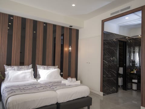 Deluxe Double Room | Minibar, in-room safe, soundproofing, free WiFi