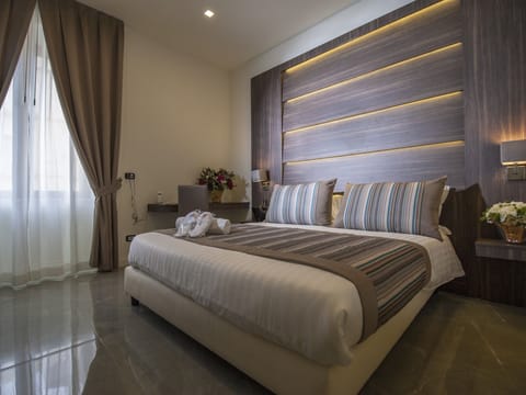 Classic Double Room | Minibar, in-room safe, soundproofing, free WiFi