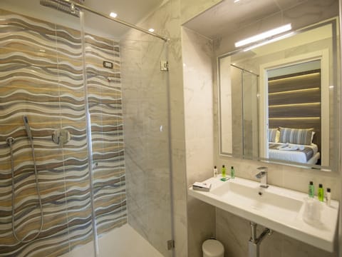 Classic Double Room | Bathroom | Separate tub and shower, free toiletries, hair dryer, bidet