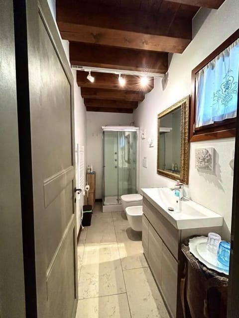 Double Room, Ensuite | Bathroom | Shower, rainfall showerhead, free toiletries, hair dryer