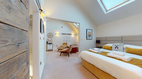 Deluxe King Suite | In-room safe, iron/ironing board, free WiFi, bed sheets