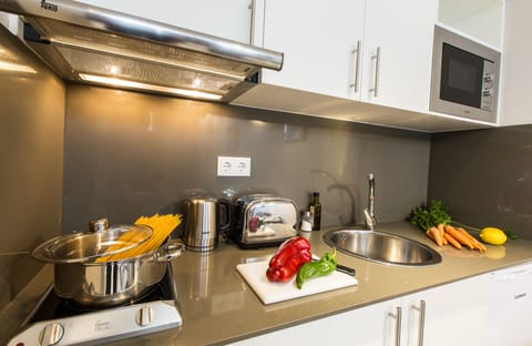 Suite | Private kitchen | Mini-fridge, stovetop, griddle, cookware/dishes/utensils