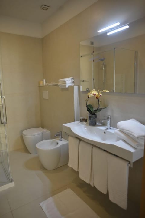 Triple Room, Sea View | Bathroom | Free toiletries, hair dryer, bidet, towels