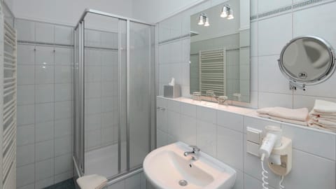 Suite | Bathroom | Shower, hair dryer, towels