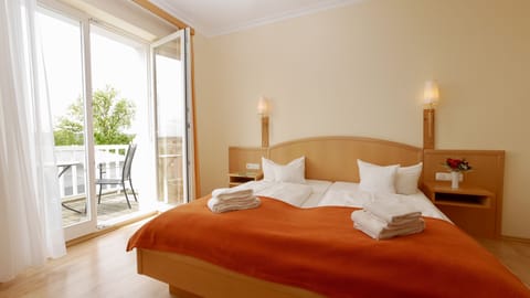 Double Room, Balcony | Hypo-allergenic bedding, in-room safe, desk, free WiFi