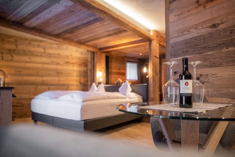 Suite Deluxe Montebel | Hypo-allergenic bedding, minibar, in-room safe, soundproofing