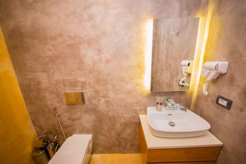 Double Room, Balcony | Bathroom | Shower, free toiletries, hair dryer, towels