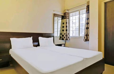 Deluxe Non Ac Room | Premium bedding, soundproofing, rollaway beds, bed sheets