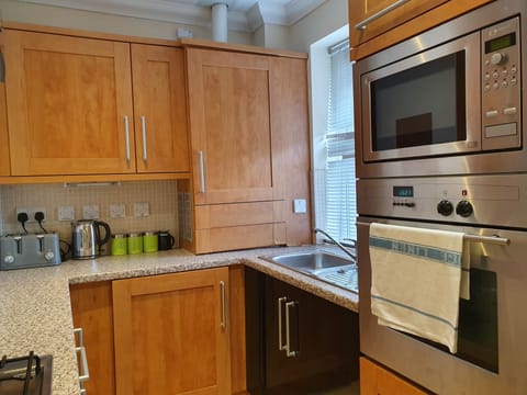 Apartment, Multiple Beds | Private kitchen | Full-size fridge, microwave, oven, stovetop