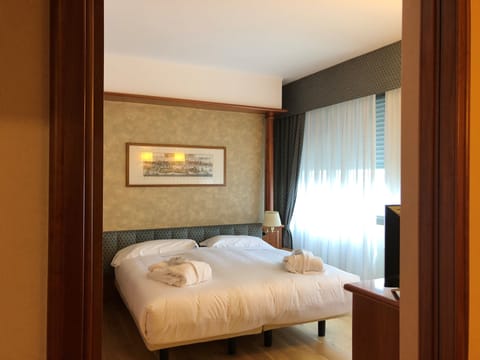 Suite | Desk, free WiFi, bed sheets