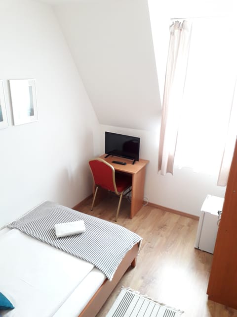 Basic Single Room | Laptop workspace, free WiFi, bed sheets