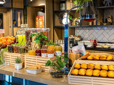 Continental breakfast for a fee on weekends
