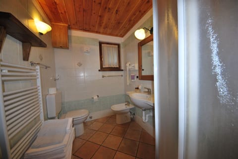 Quadruple Room | Bathroom | Shower, hair dryer, bidet, towels