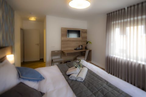 Deluxe Double Room, Private Bathroom | 1 bedroom