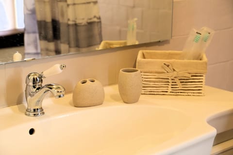Deluxe Room | Bathroom | Free toiletries, hair dryer, bathrobes, slippers