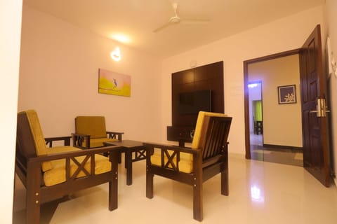 Elite Room | Living area | 32-inch LED TV with satellite channels, TV