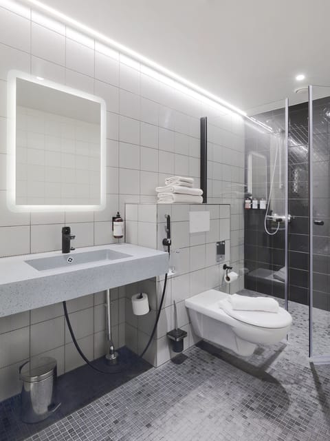 VALO Deluxe Double | Bathroom | Shower, hair dryer, bidet, towels