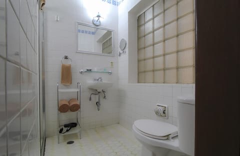 Standard Room, 1 Queen Bed | Bathroom | Shower, free toiletries, hair dryer, towels