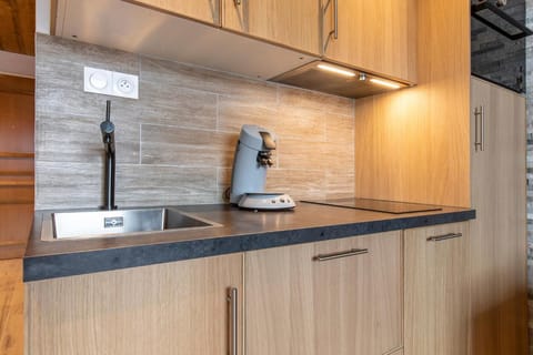 Full-size fridge, microwave, oven, dishwasher