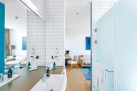 King Suite | Bathroom | Shower, eco-friendly toiletries, hair dryer, towels