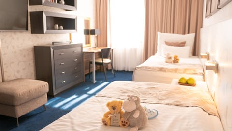 Family Suite | Minibar, in-room safe, individually decorated, individually furnished