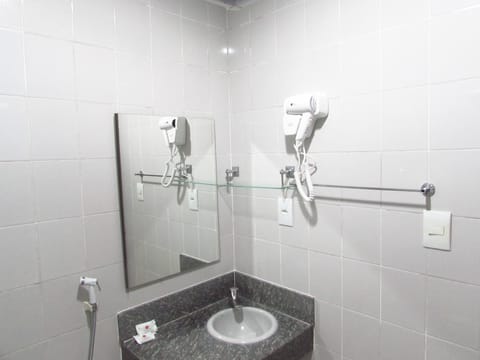 Standard Room | Bathroom | Shower, hair dryer, towels, toilet paper