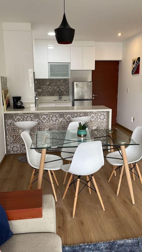 Premier Apartment, 1 Bedroom, Kitchen, City View | Dining room