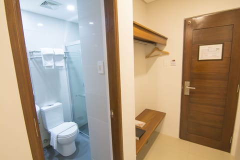 Standard Twin Room | Bathroom | Shower, free toiletries, bidet, towels