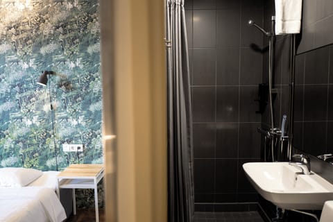 Superior Twin Room | Bathroom | Free toiletries, hair dryer, bidet, heated floors