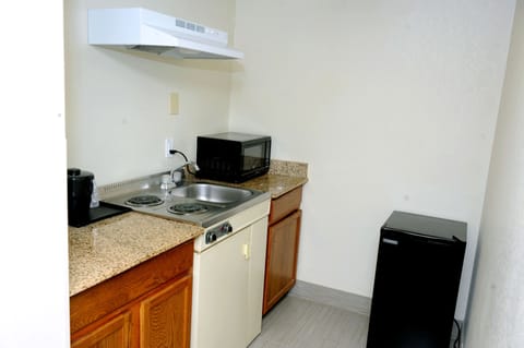 Premium Suite, 2 Double Beds, Non Smoking, Kitchenette | Private kitchen | Mini-fridge, microwave, coffee/tea maker