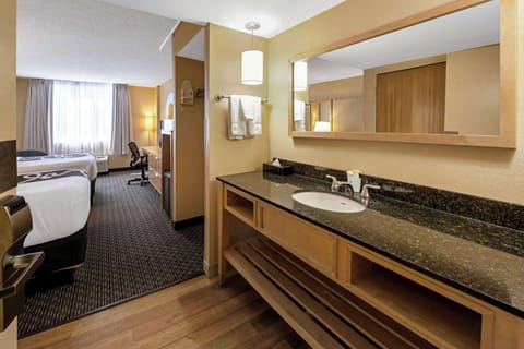 Executive Room, 2 Double Beds, Non Smoking | Bathroom | Combined shower/tub, free toiletries, hair dryer, towels