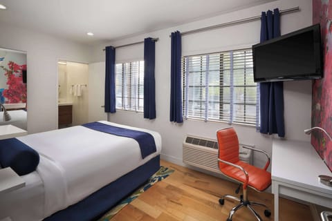 Standard Room, 1 Queen Bed, Non Smoking, Refrigerator & Microwave | Premium bedding, down comforters, desk, laptop workspace