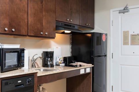 Full-size fridge, microwave, stovetop, dishwasher