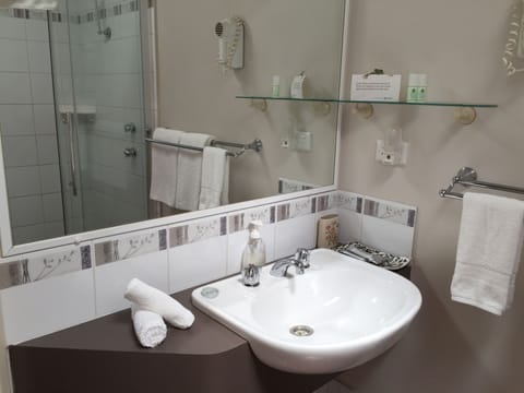 Classic Room, 1 King Bed | Bathroom | Shower, free toiletries, hair dryer, towels