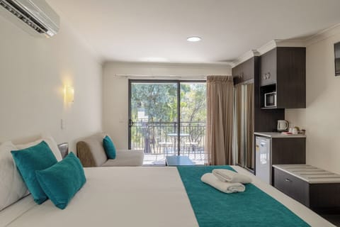 Premium Room, Balcony, River View (Queen Room) | Soundproofing, free WiFi, bed sheets