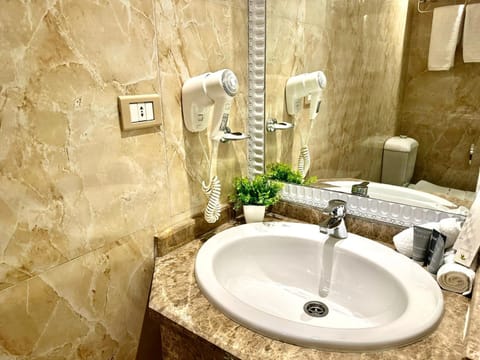 Deluxe Room Ground Floor - Pool Front | Bathroom | Free toiletries, hair dryer, bathrobes, slippers