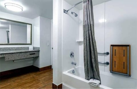 Basic Room, 1 King Bed, Accessible | Bathroom | Combined shower/tub, towels