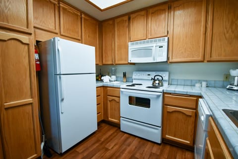 Deluxe Condo, Kitchen | Private kitchen | Fridge, microwave, coffee/tea maker, cookware/dishes/utensils