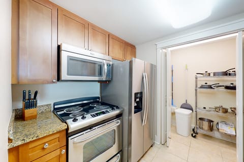 Apartment, 2 Bedrooms | Private kitchen | Oven