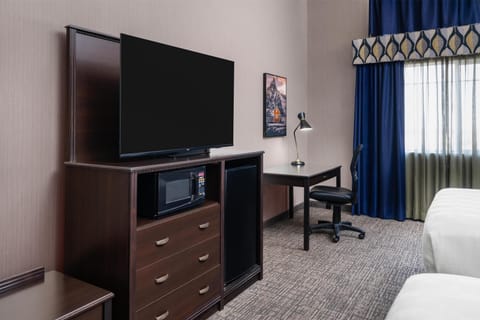 Standard Room, 2 Queen Beds, Non Smoking, Microwave | Hypo-allergenic bedding available, pillowtop beds, in-room safe, desk