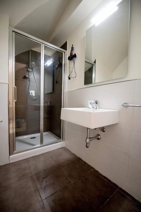 Double or Twin Room | Bathroom | Shower, rainfall showerhead, towels