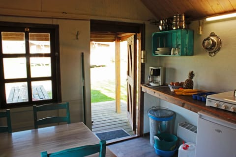 Chalet (4 persons) | Private kitchenette | Stovetop, coffee/tea maker