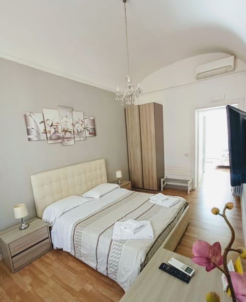 Minibar, desk, soundproofing, iron/ironing board