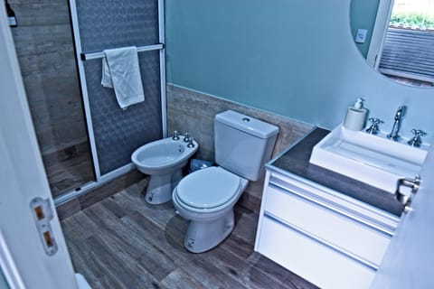 Deluxe Apartment | Bathroom | Shower, designer toiletries, hair dryer, bidet