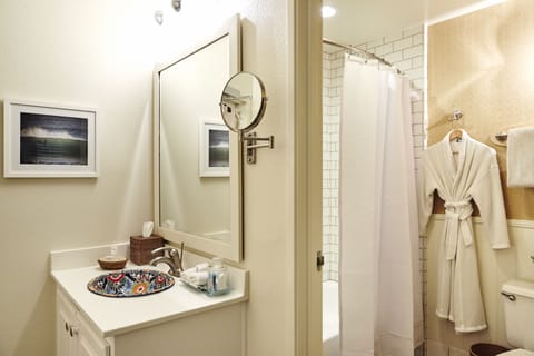 Combined shower/tub, hair dryer, bathrobes, towels