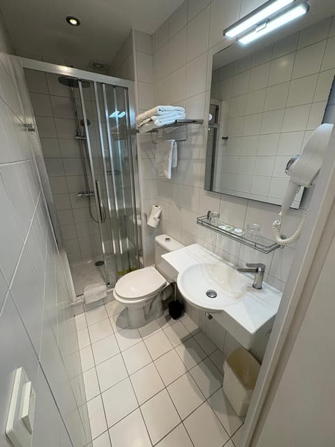 Superior Double Room | Bathroom | Free toiletries, hair dryer, towels
