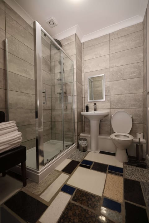 Family Quadruple Room | Bathroom | Deep soaking tub, free toiletries, towels