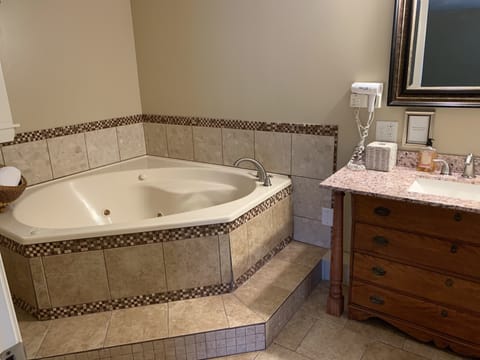 Honeymoon Room | Jetted tub