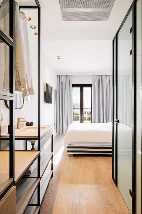 Deluxe Room with Sea View | In-room safe, individually furnished, blackout drapes, soundproofing