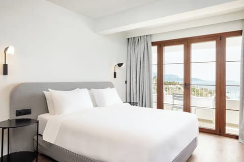 Junior Suite with Sea View | In-room safe, individually furnished, blackout drapes, soundproofing